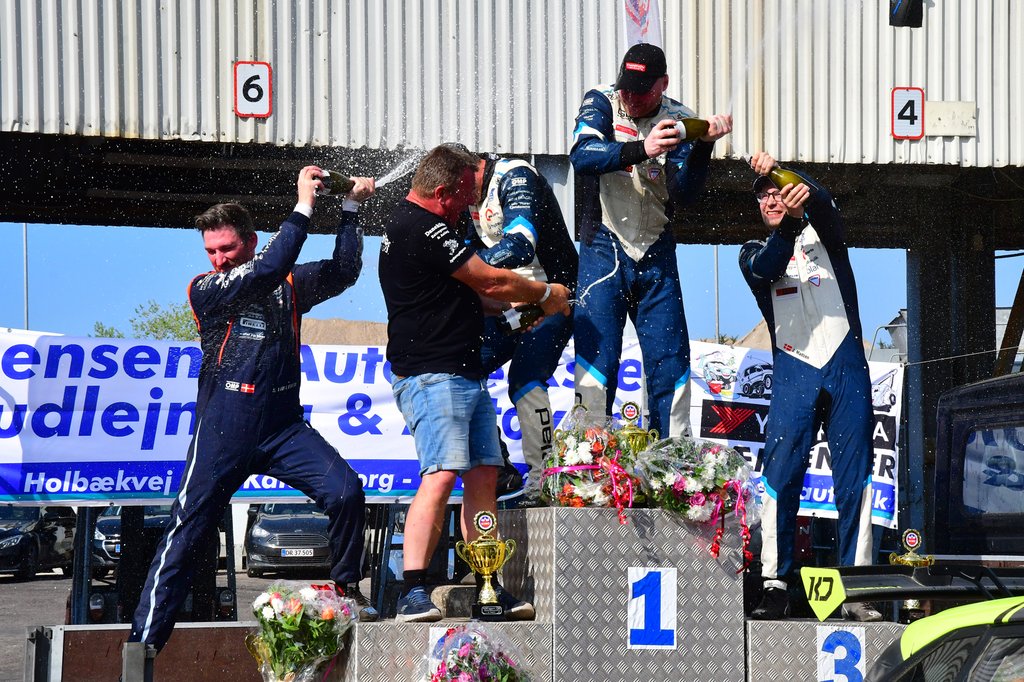 Dagens fartfest sluttede med champagnebad foran et begejstret publikum ved start- og mål-portene
(Foto: Morten Dam)